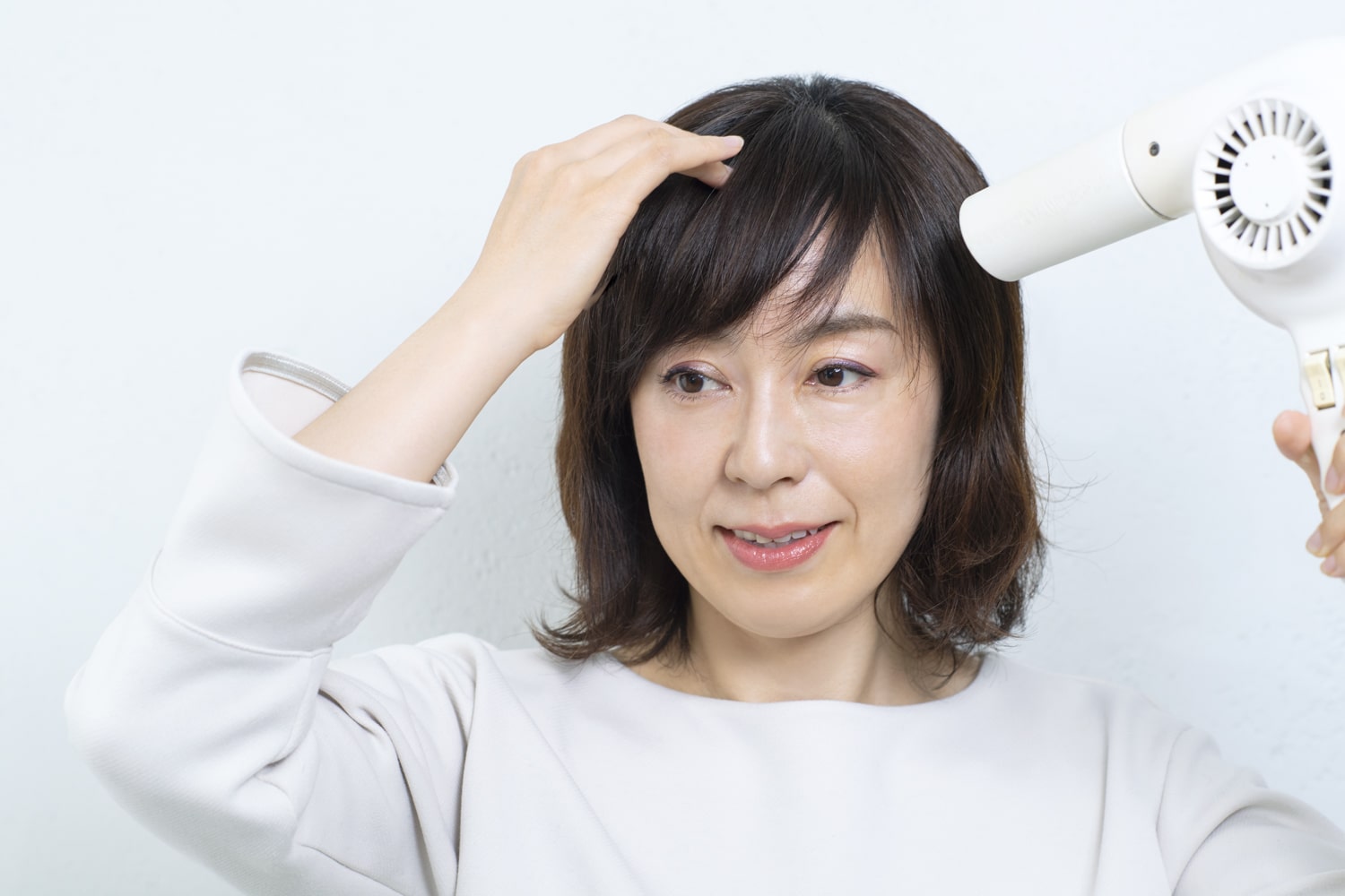 根元を擦るようにして起こしながら乾かしていく。