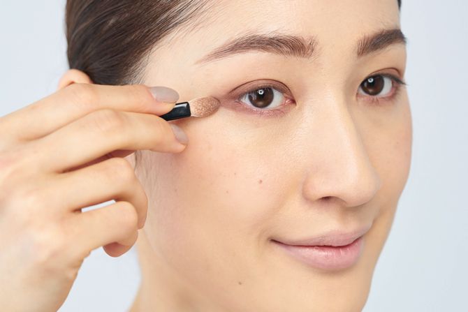 下まぶたは目尻から1/3あたりまで、アイシャドウの色をのせます