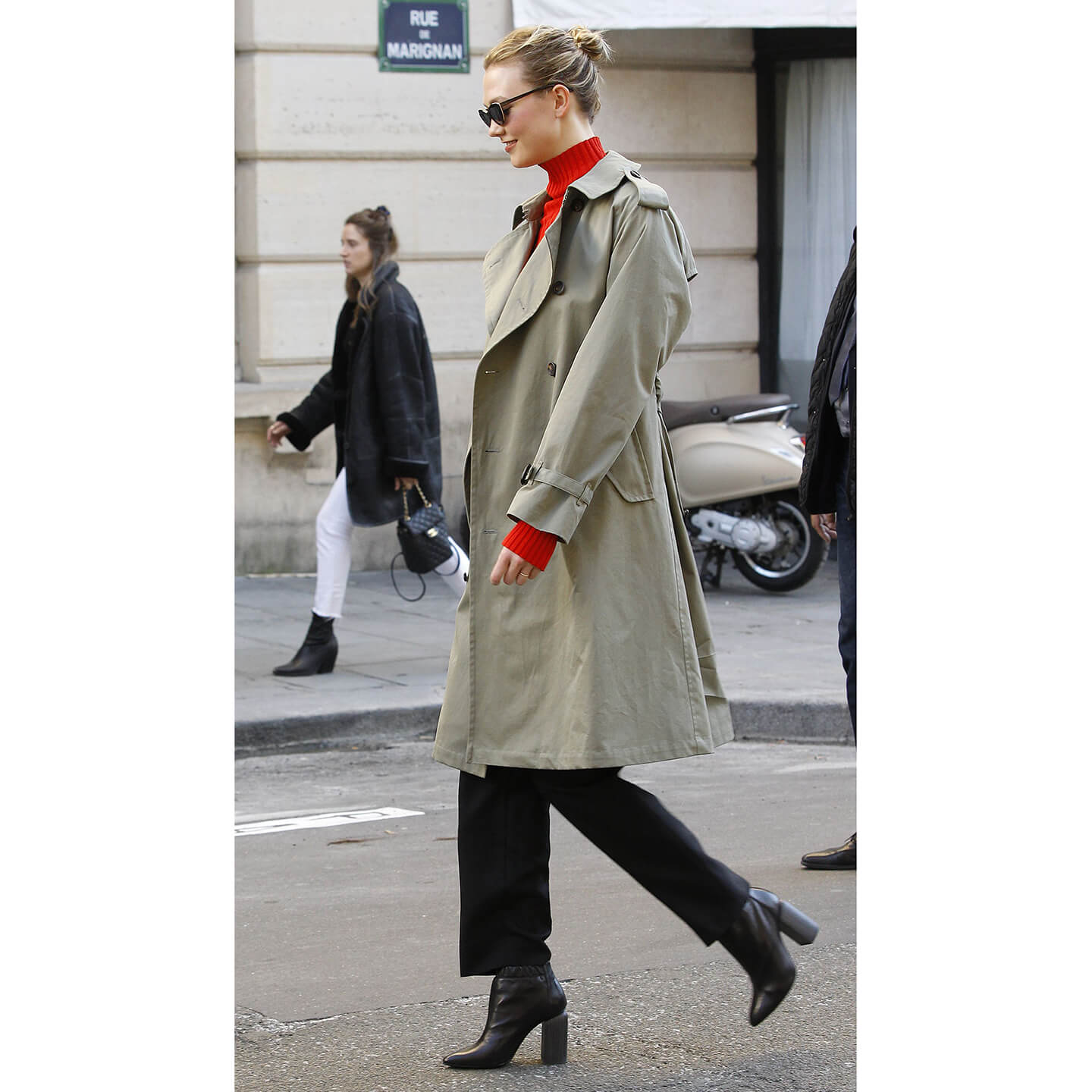 ミリタリーカラーのトレンチコート姿のKarlie Kloss(カーリー・クロス)