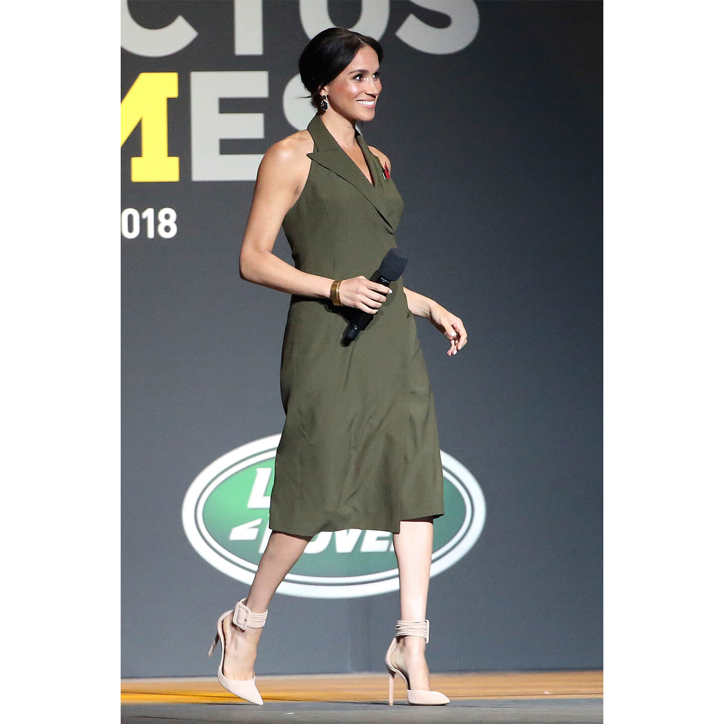 カーキ色のワンピースを着こなすMeghan(メーガン)妃