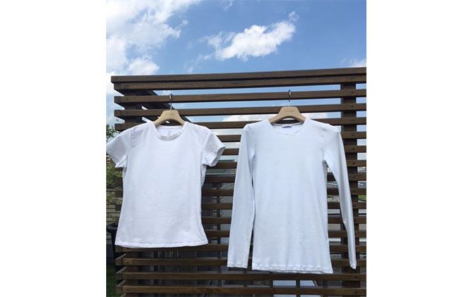 GAPの半袖Tシャツ（左）、ブルネロ クチネリの長袖Tシャツ（右）／ともに安藤さん私物