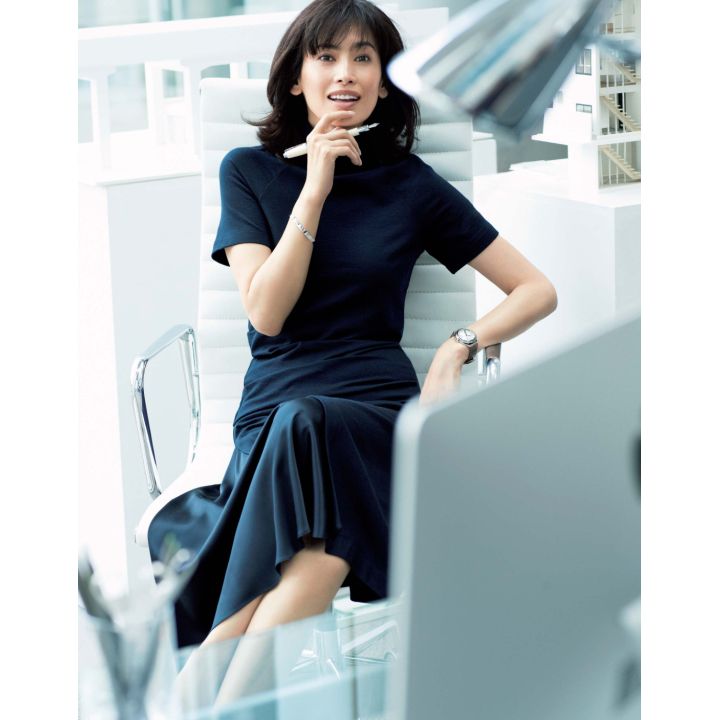 ワンピース(ブルネロ クチネリ ジャパン)、時計・バングル(ショーメ) 撮影/浅井佳代子 BY:『Precious9月号』小学館、2019年