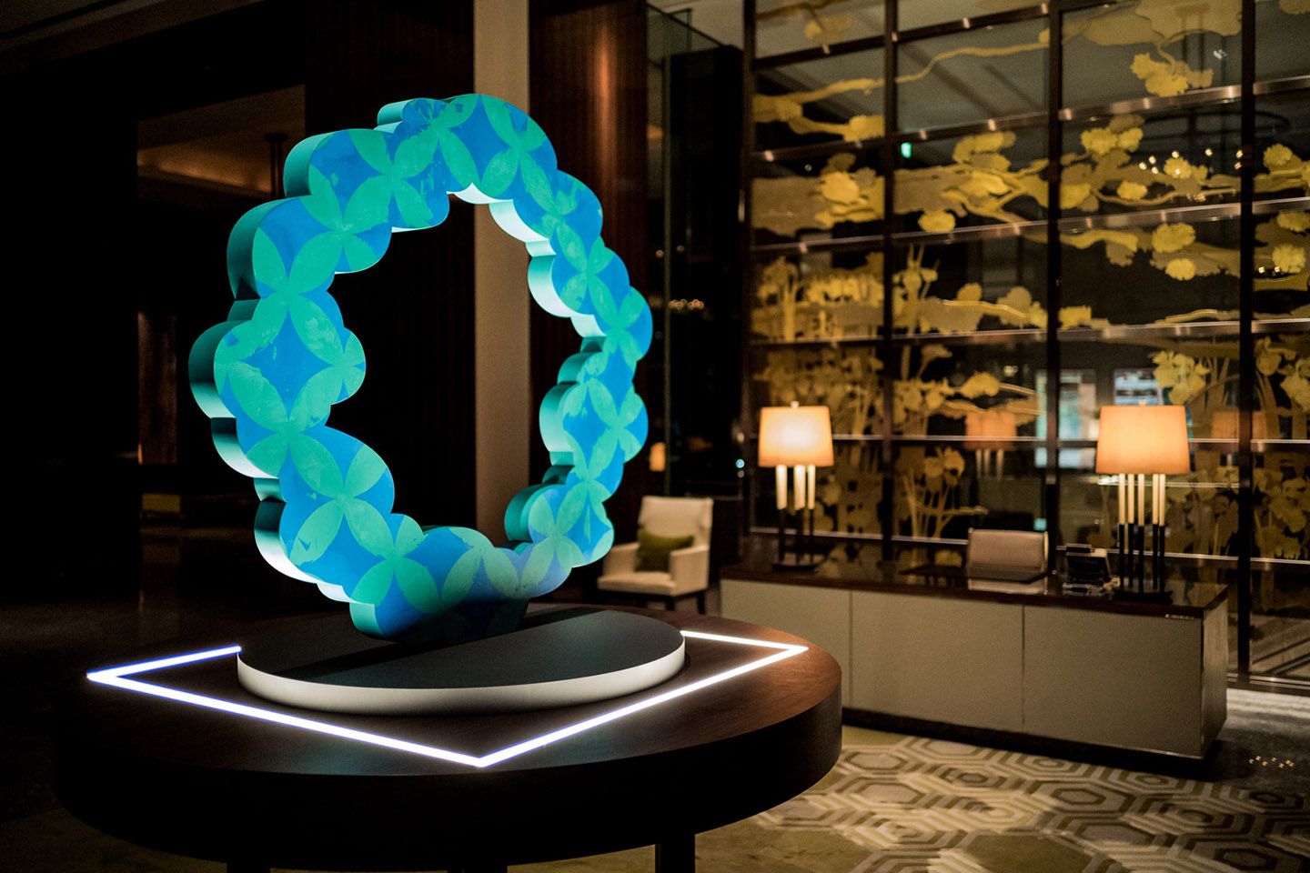 「WINDOW “A Celebration of New Beginnings”」のアートインスタレーション。周囲が暗い時間帯に観ると、より作品が際立って鑑賞できます。