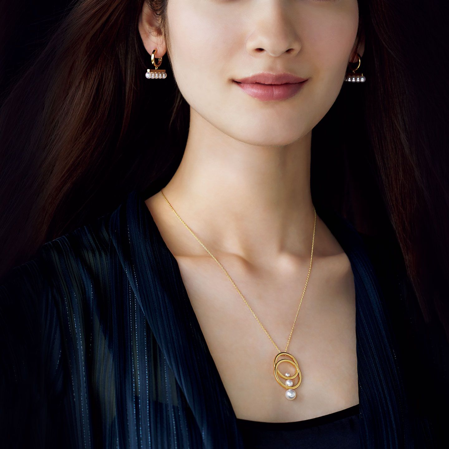 ピアス「バランス シグネチャー」¥320,000【イエローゴールド×あこや真珠】・ペンダント「コズミック」¥320,000【イエローゴールド×あこや真珠】(TASAKI) ワンピース¥48,000(アノア〈セミクチュール〉)