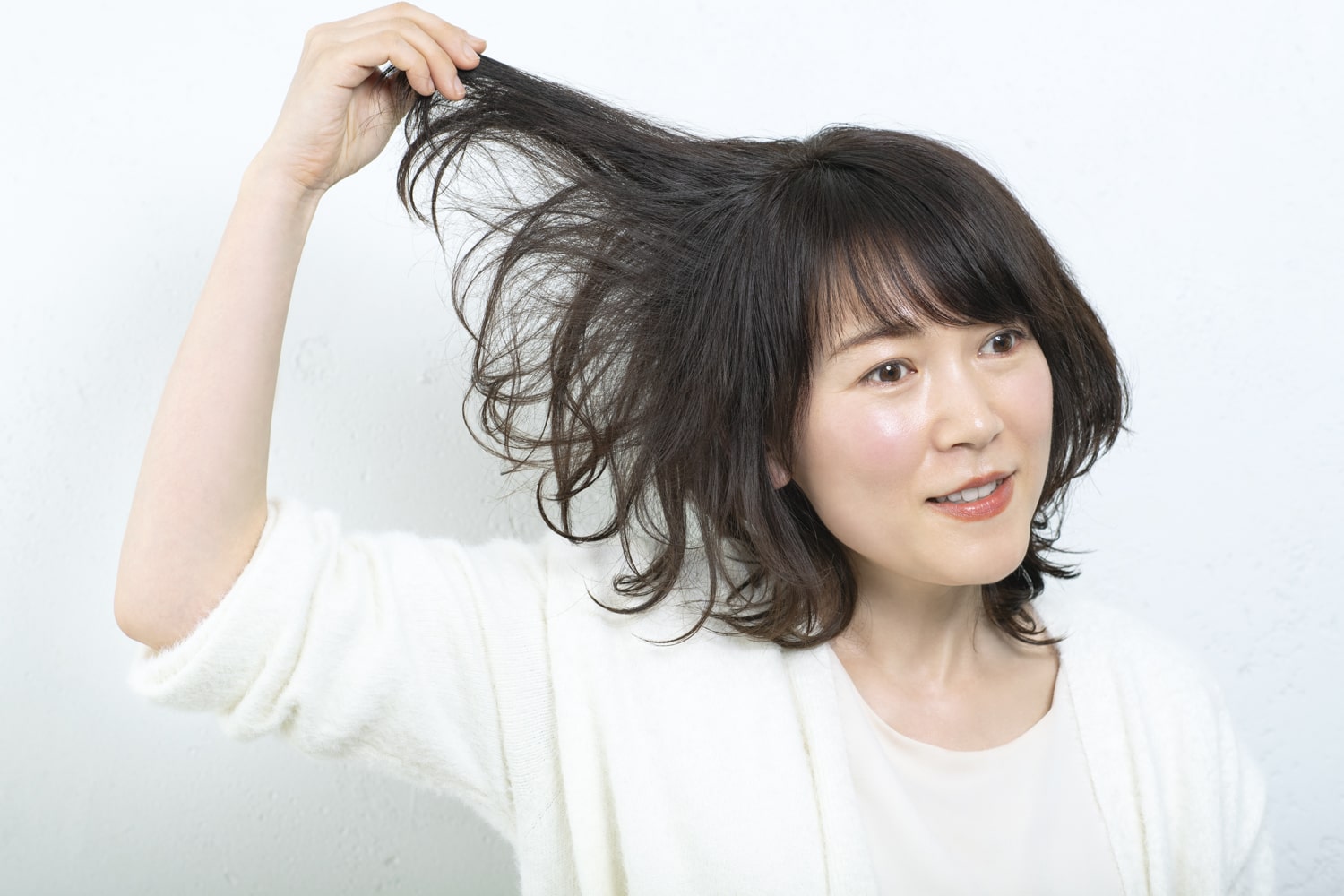 振り落とすように毛束を散らすと、毛先がランダムに動くように。整えて完成。