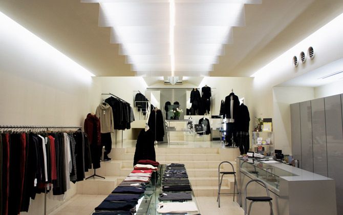 秋田県湯沢市のFEMME et MODE、店舗1階正面