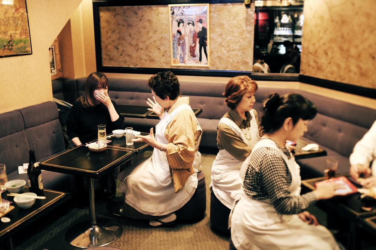 エプロン姿の女性が揃う様子は乙