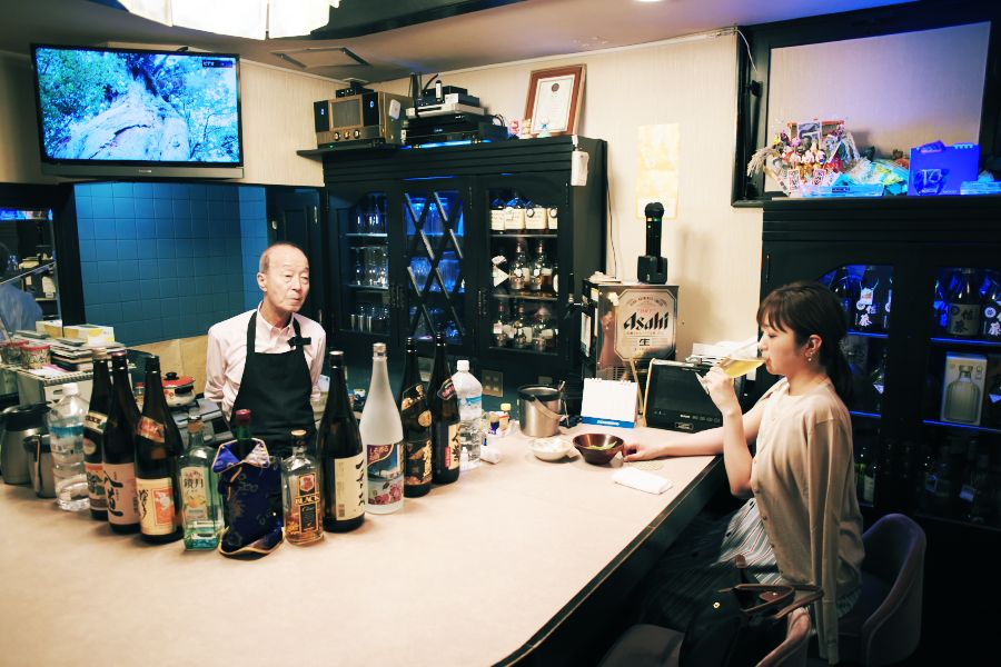 スナックというより、マスターの部屋といった雰囲気の店内