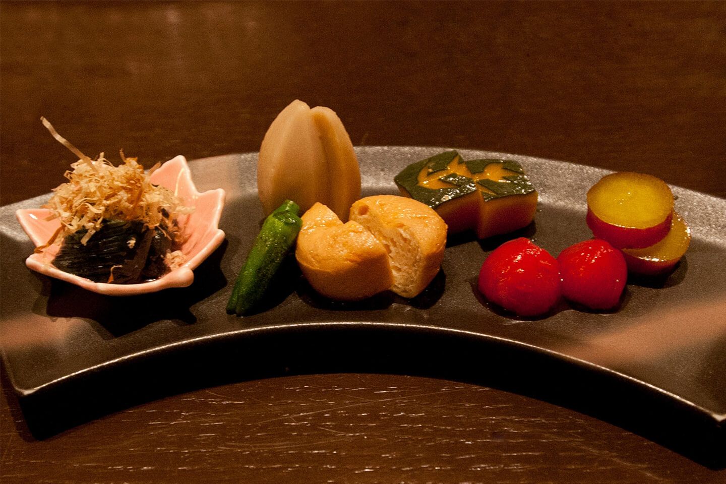 盛り付けされたさまざまな煮物