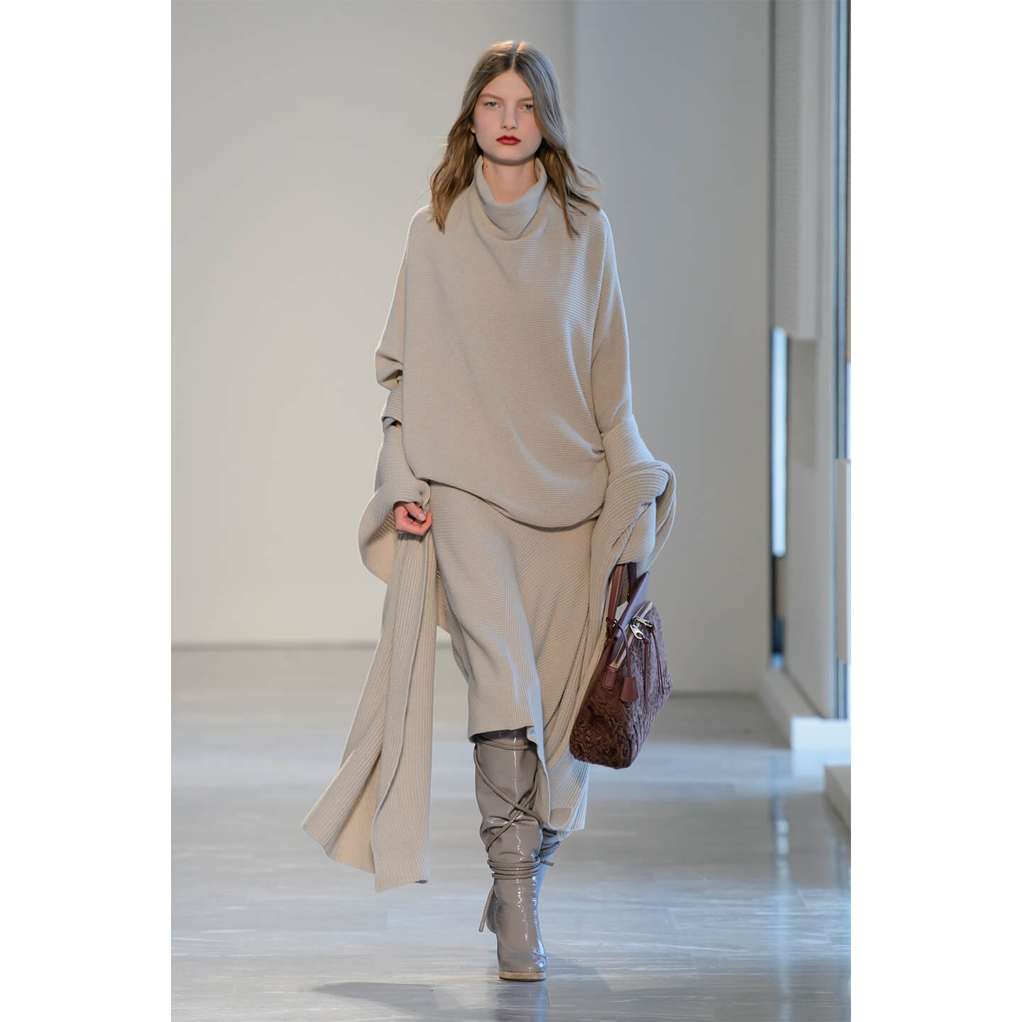 AGNONA(アニオナ)のワンピースを着こなすモデル