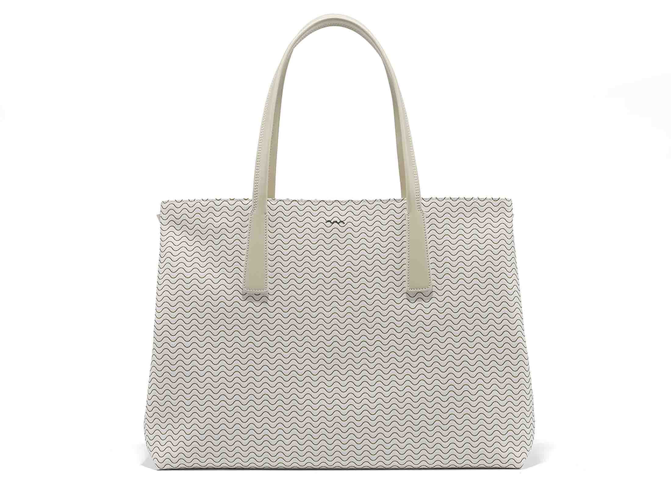 品の良いホワイトは、男女どちらが持っても爽やかだ。【W39×H30×D15.5cm】バッグ¥83,000(アマン〈ザネラート〉)