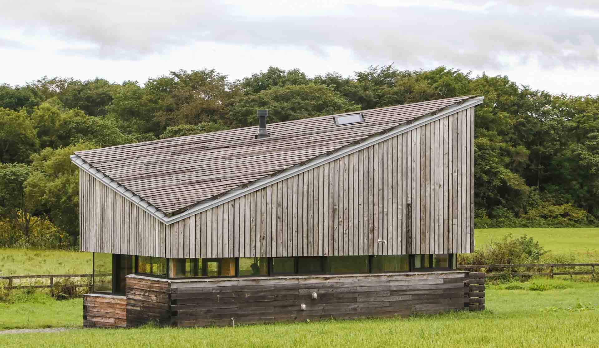 “RETREAT IN NATURE(日常生活から離れるための隠れ家)”をテーマに、居住空間と牧草風景が生み出す対話を象徴した住まい。設計はハーバード大学デザイン大学院。