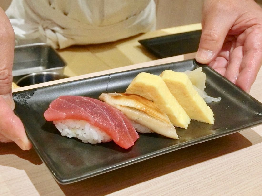 メニューは週替りで、この時はマグロ天身、煮穴子、玉子の3貫がセットだった