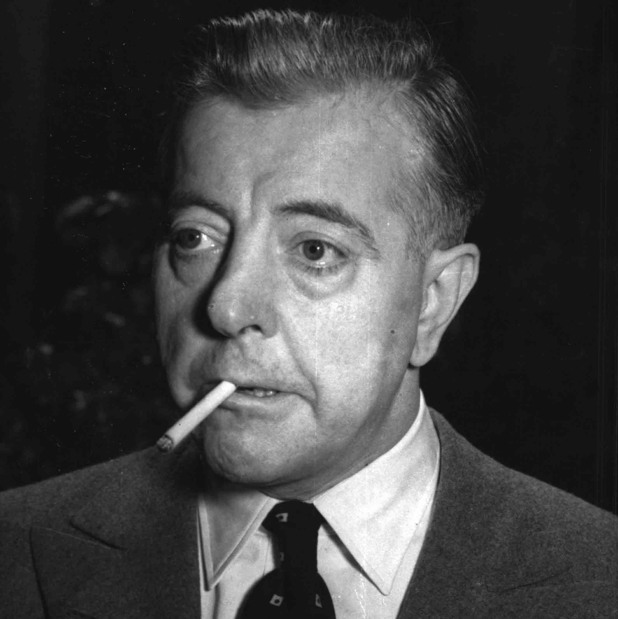 シャンソンの名曲『枯葉』を作詞したフランスの詩人にして作家、ジャック・プレヴェール(1900~1977年)。大きな襟のスーツに煙草、帽子姿をトレードマークにした飄ひょう々ひょうとしたたたずまいで知られる。写真:ZUMA Press/アフロ