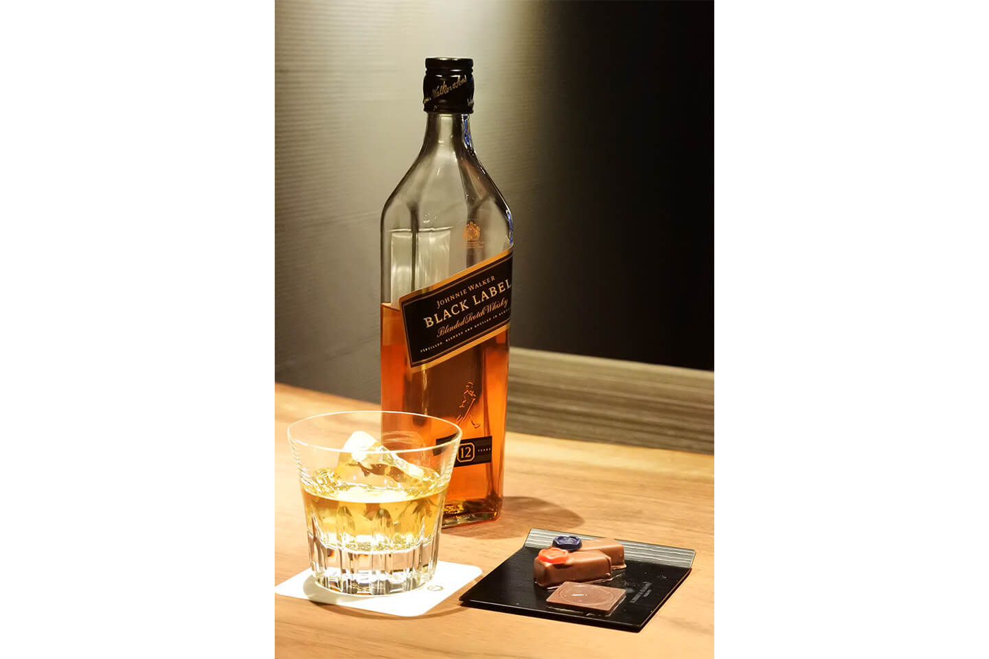 恵比寿に本店を置くショコラティエ「JOHN KANAYA」のオリジナルチョコレートを、ウィスキーと一緒に