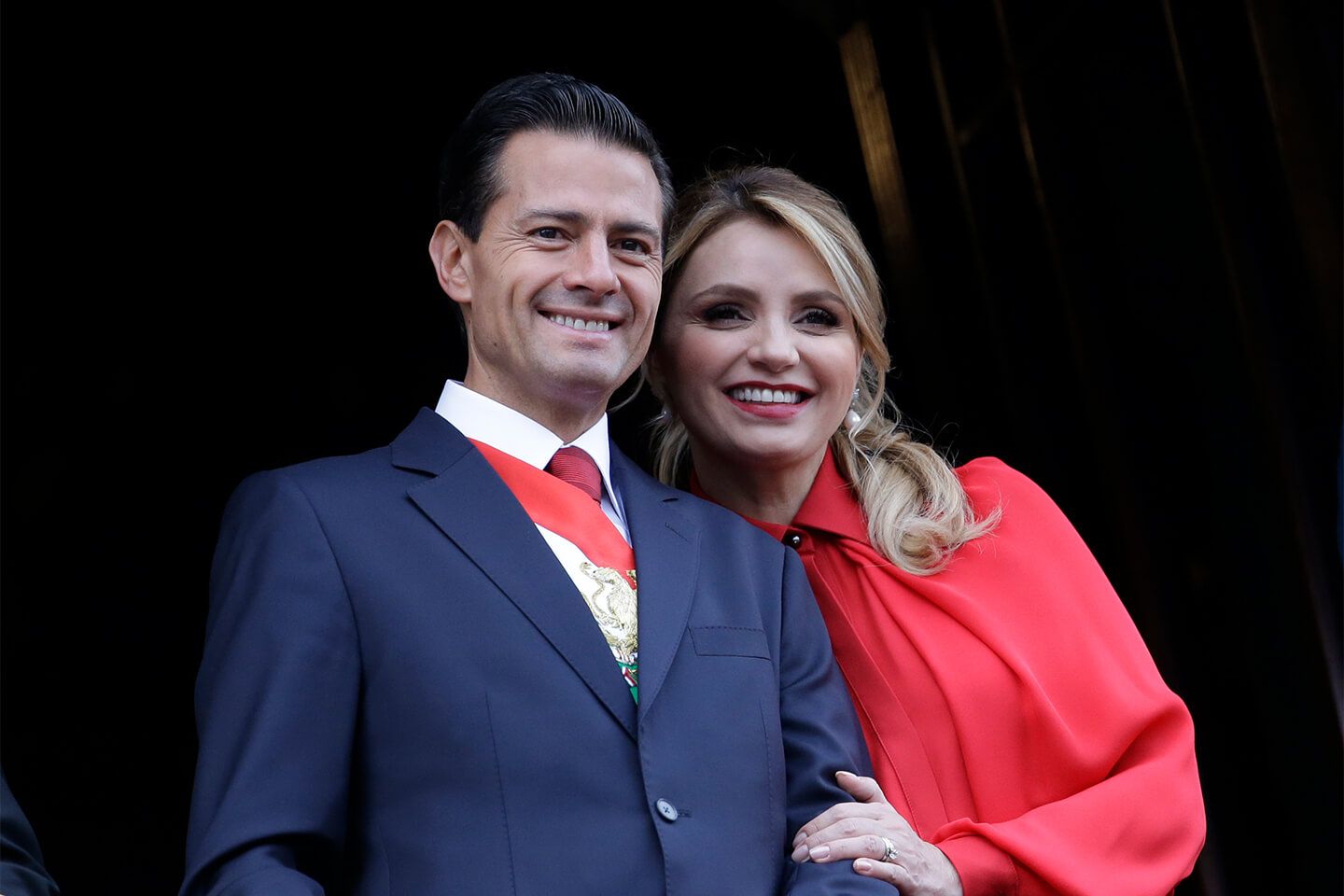 メキシコ大統領とピンク色のシャツを着たアンジェリカ・リベラ夫人