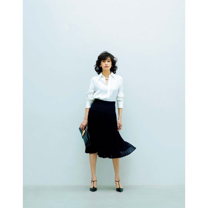 シャツ・スカート・バッグ・靴(ラルフ ローレン〈ラルフ ローレン コレクション〉)、ピアス・ネックレス・リング・バングル(TASAKI〈 M/G TASAKI〉) 撮影/長山一樹(S-14) BY:『Precious5月号』小学館、2019年