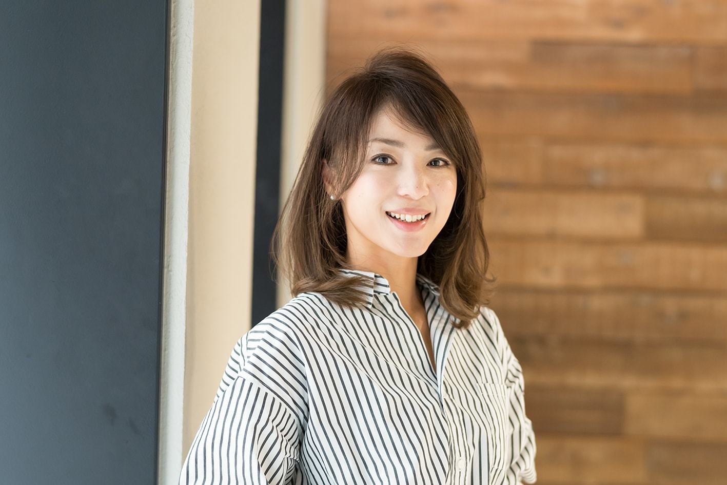 髪の表面にツヤを出し、毛先にカールをつけて動きを出せば広がりやうねり、パサつき問題は解消