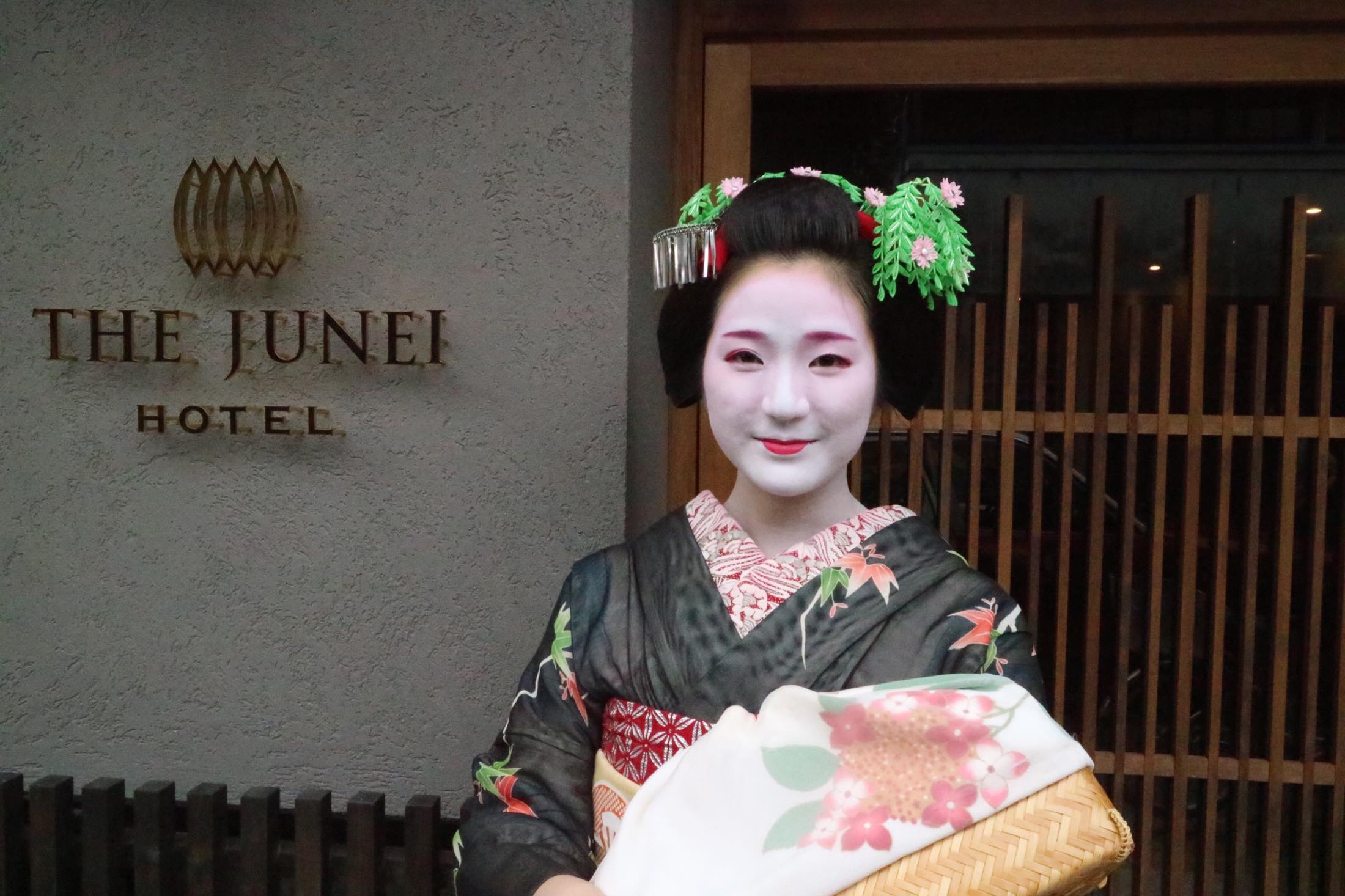 舞妓さんを呼ぶのは予約制