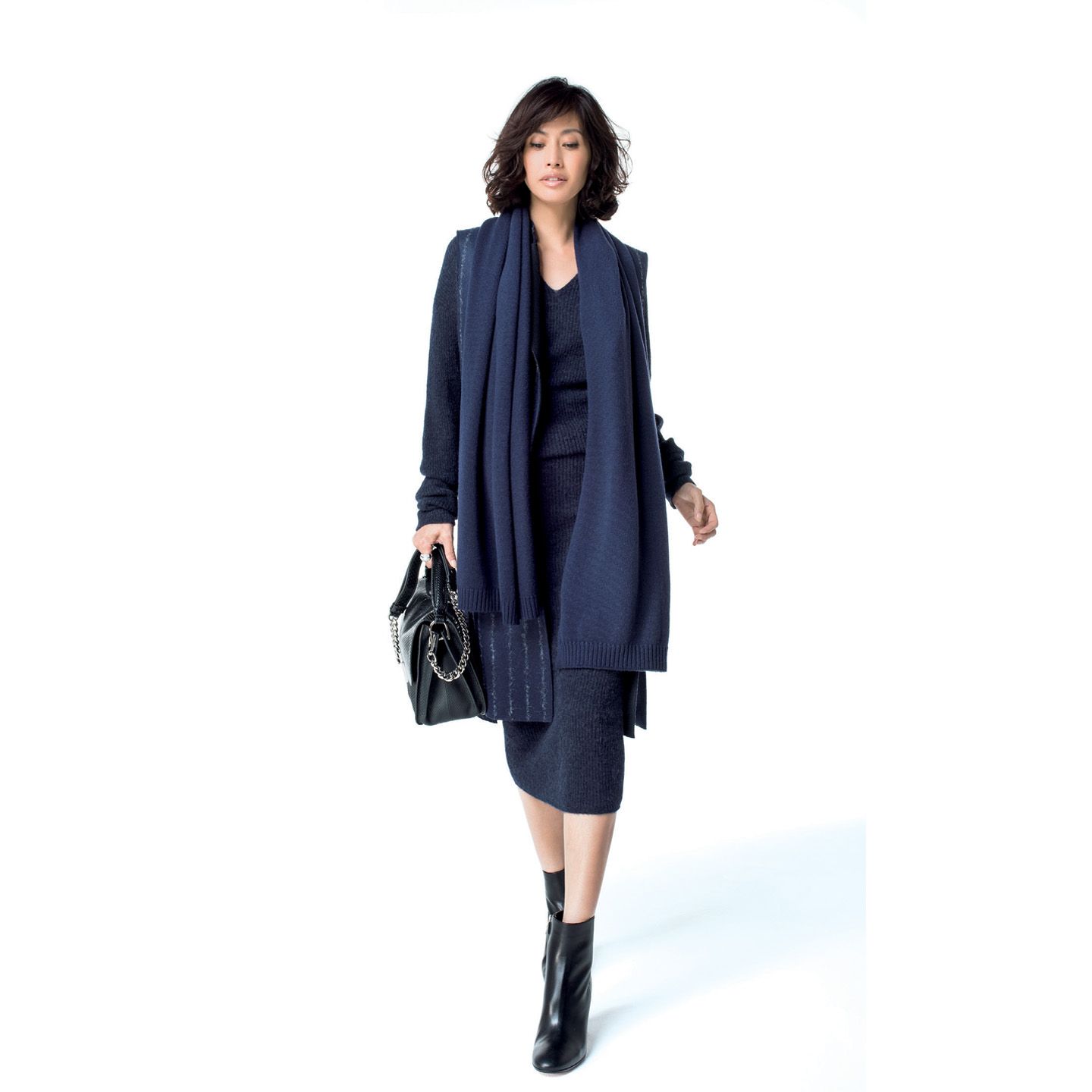 ジレ・ワンピース(ショールーム リンクス〈セドリック シャルリエ〉) 、ストール(チェルキ〈アンドレ マウリーチェ〉)、リング(ダミアーニ 銀座タワー) 、バッグ(トッズ・ジャパン)、靴(ドゥロワー 丸の内店〈ジャンヴィト・ロッシ〉) 撮影/水田 学(NOSTY) BY :『Precious11月号』小学館、2016年