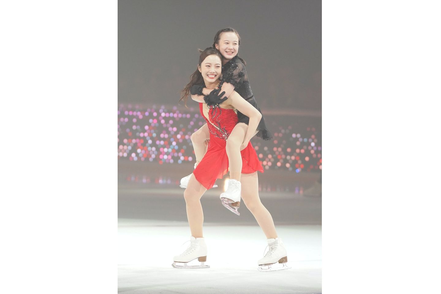 アイスショー では妹の本田紗来選手をおんぶするひとコマも。写真:坂本 清/アフロ