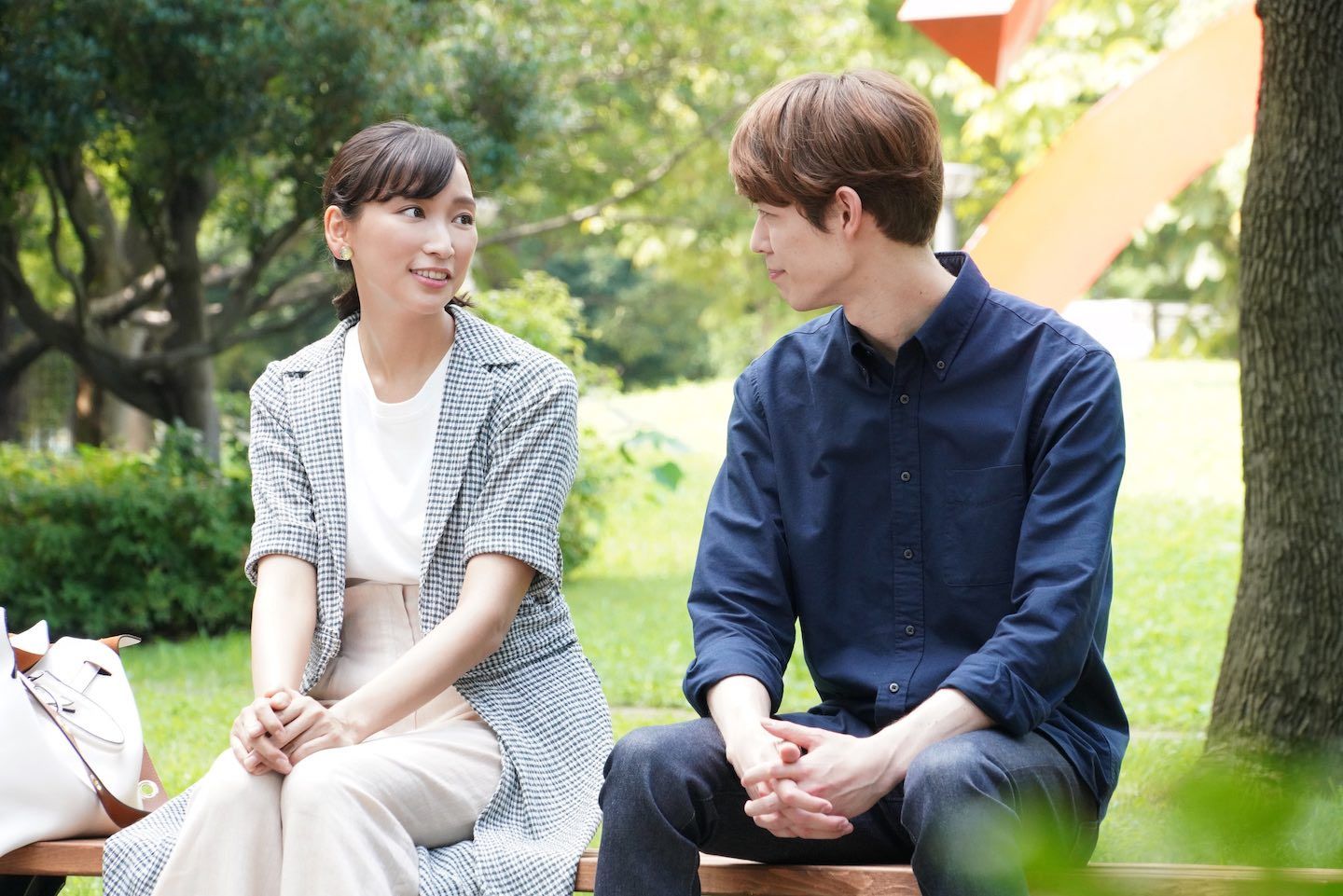 第5話での鐘子(杏さん/左)と丈(宮沢氷魚さん) ©日本テレビ