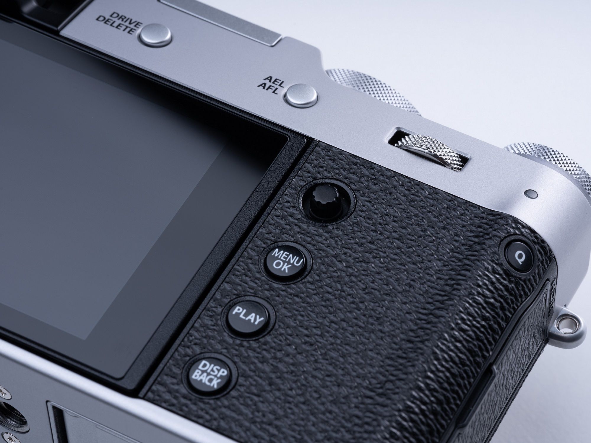 「FUJIFILM X100V」超薄型の液晶モニターをフルフラットに格納できる設計を採用。また、操作しやすい位置にボタンを配置することで、スムーズな撮影ができる。