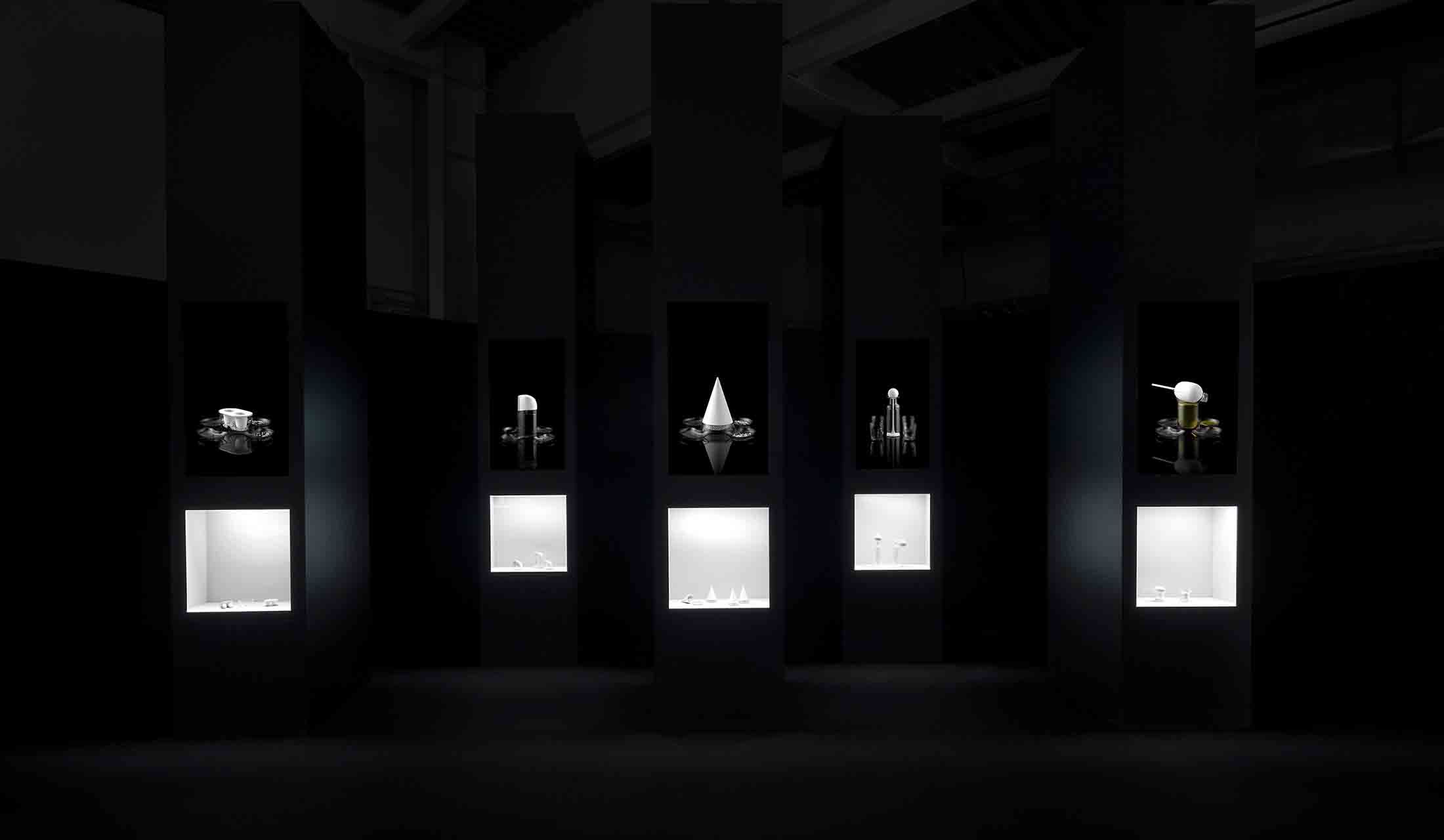 「nendo」の「forms of movement」 建築家でありデザイナーである佐藤オオキが率いる「nendo」がダイキンとのコラボレーションにより作った「air lids」はエアコンで空気を操る冷媒と同じ原料である蛍石という天然鉱物から製造される高性能フッ素ゴム・フルオロエラストマー「DAI-EL(ダイエル)」(触るとプニュプニュしている)を使ったもの。 photography Takumi Ota