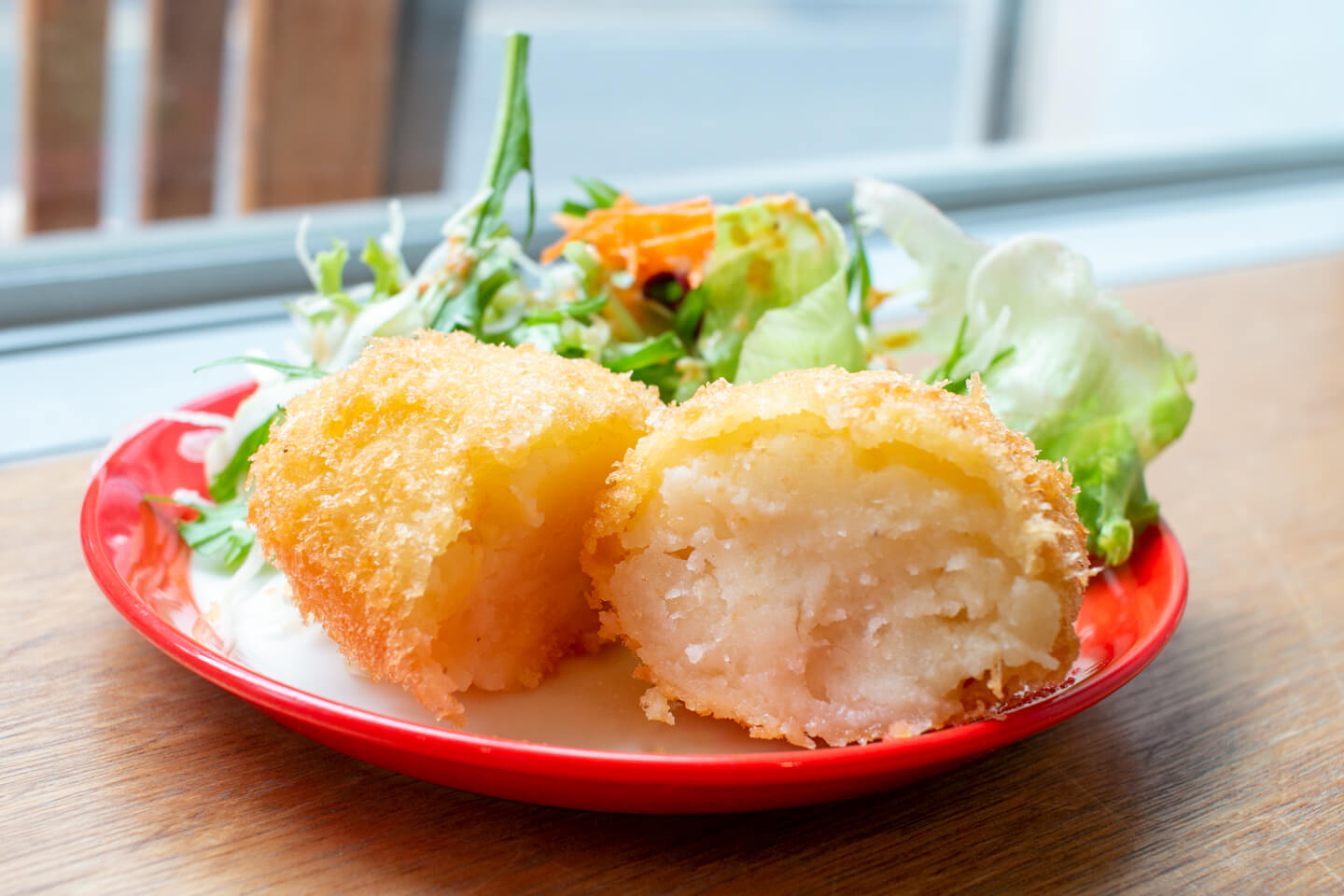 サクサクな衣、口どけ滑らかなマッシュポテトに、角切りジャガイモが食感の変化を生み出します