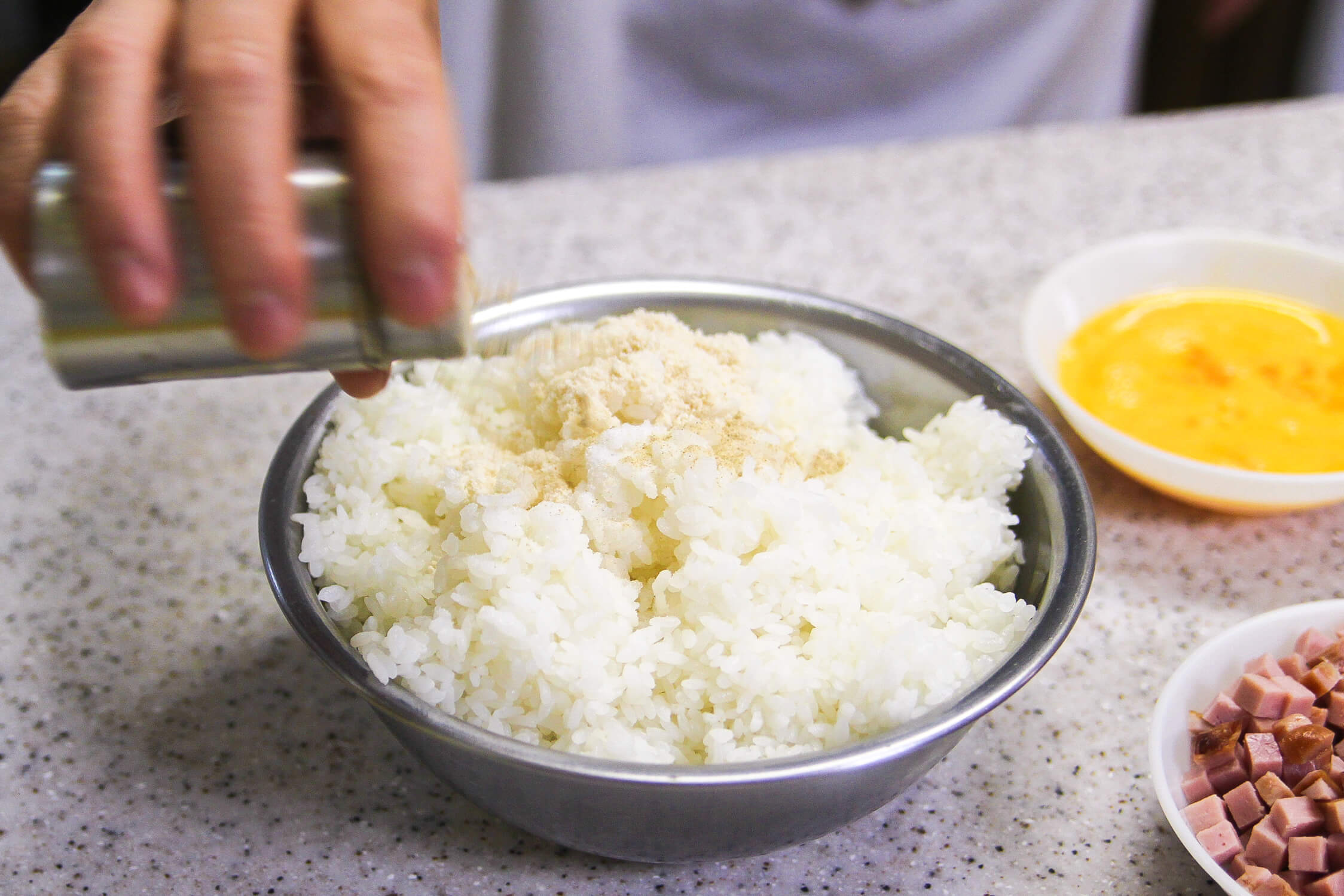 塩、胡椒、鶏がらスープの素をあらかじめご飯に混ぜておきます