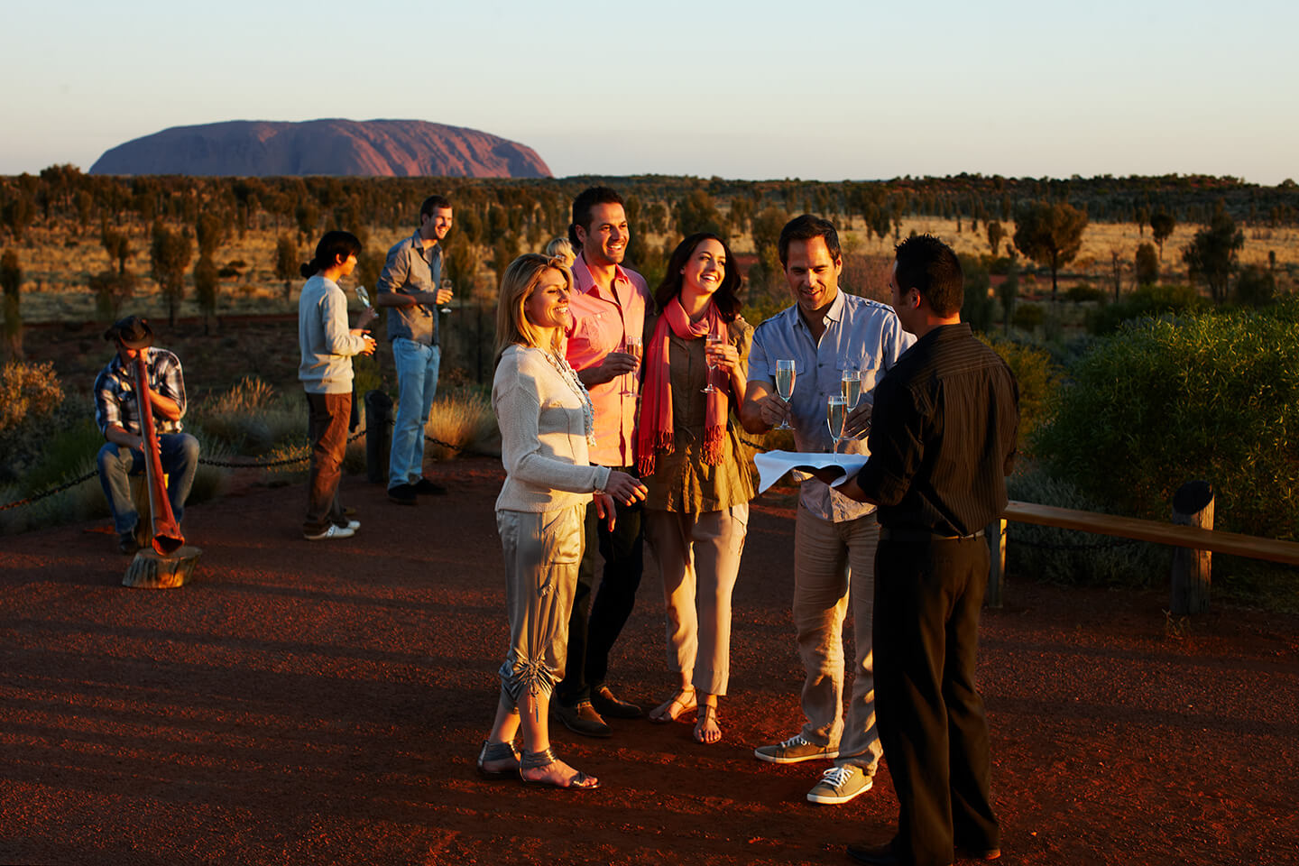 スパークリングワインやカナッペを楽しみながら、サンセットを堪能。©Voyages Indigenous Tourism Australia