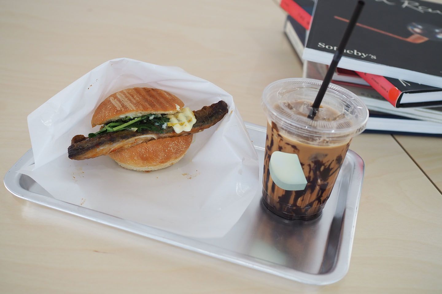 「沼津港直送 鯖のオリエンタルサンドイッチ」¥680・カフェモカ¥560(税抜)