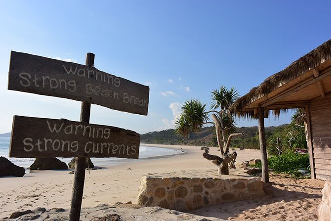 インドネシアのスンバ島にあるニヒ・スンバ(NIHI SUMBA)のビーチは昔からサーファーの聖地。海のコンディションを知らせる立札。かつてからベテランサーファーの間では有名だったスンバ島
