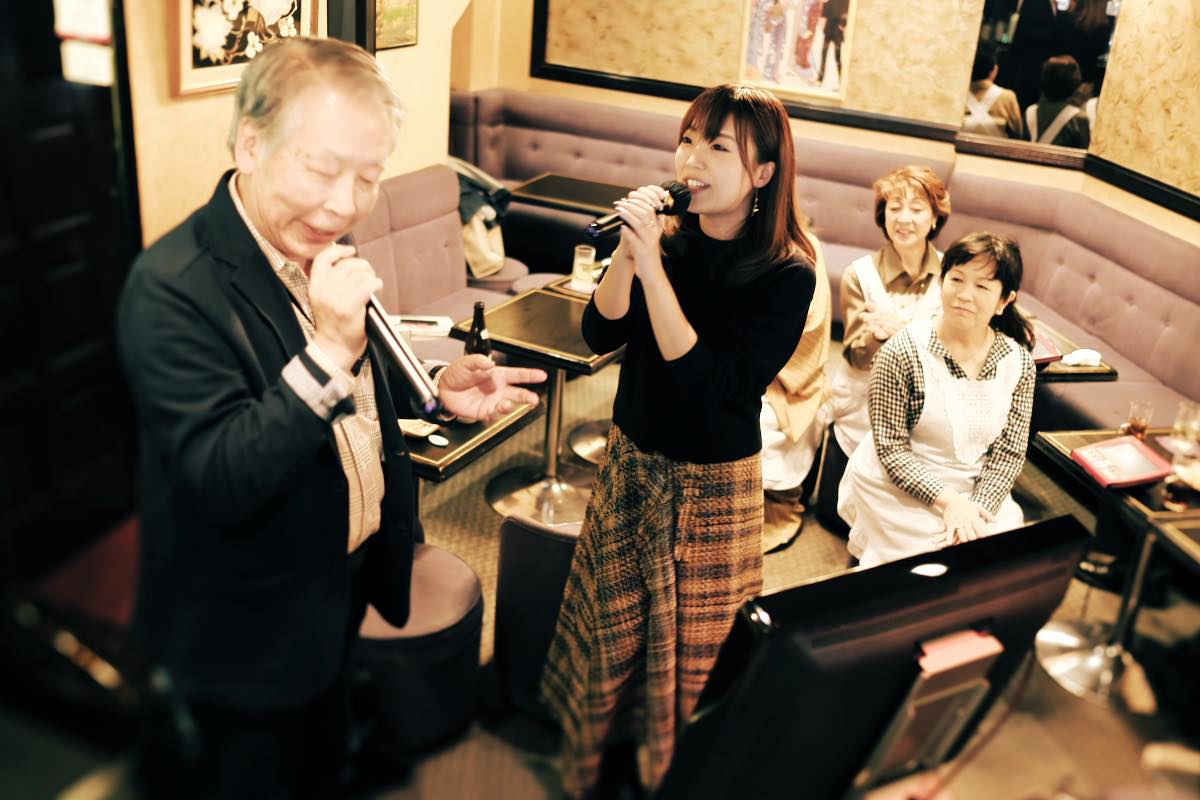 居合わせた紳士とデュエットする村田さん。
