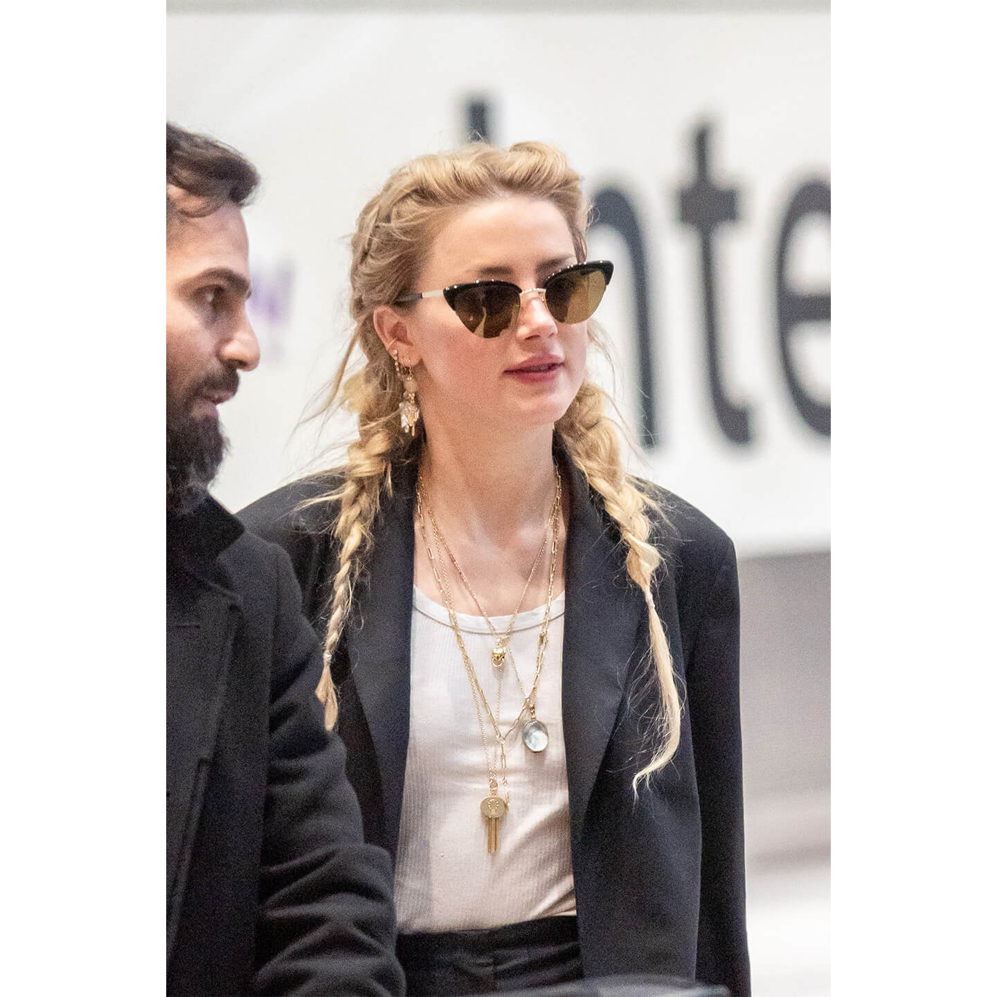 ゴールドのネックレスを着用するAmber Heard(アンバー・ハード)氏