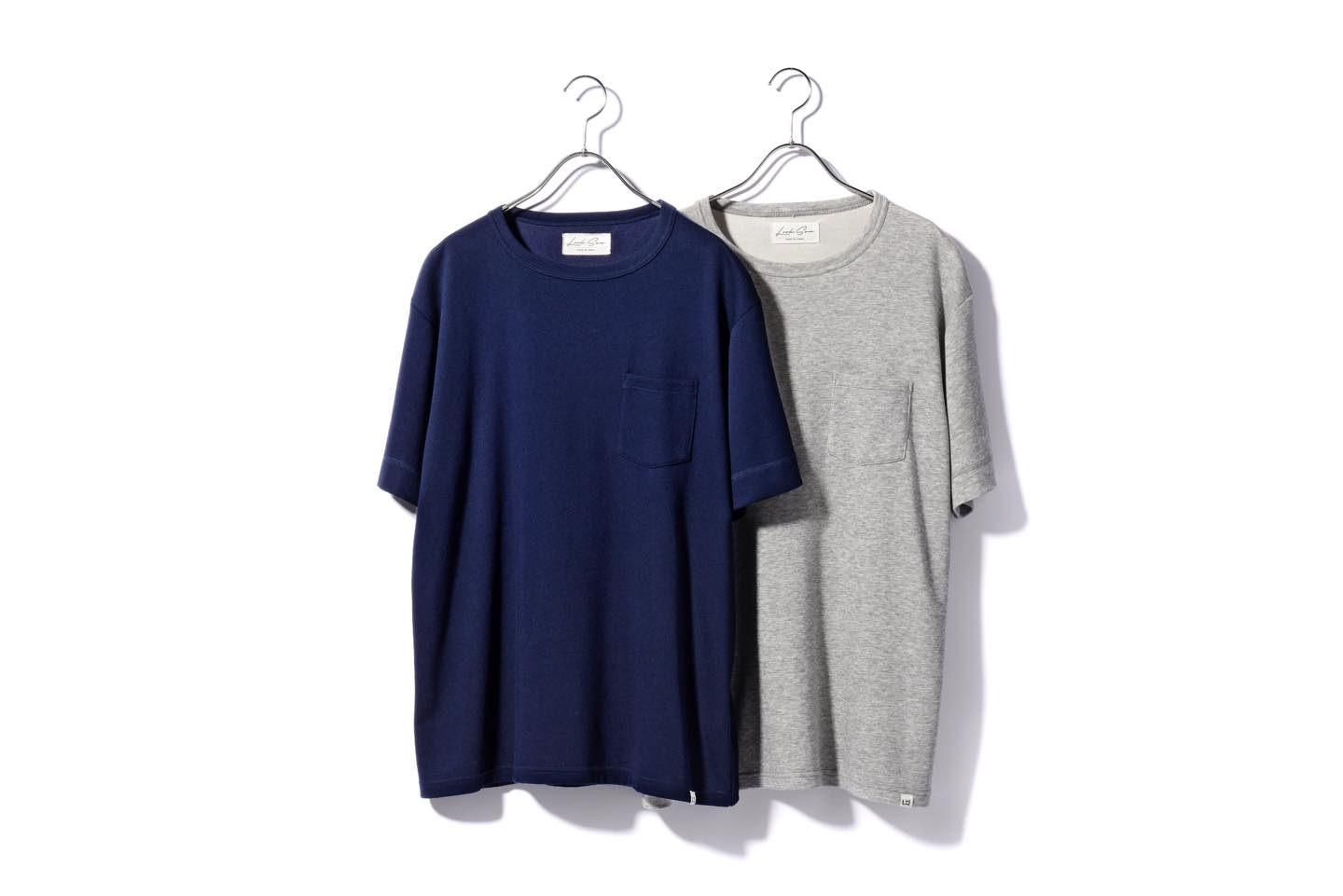 シルク45%・コットン36%・ポリエステル19%。カットソー各¥16,800(ジェムプロジェクター〈ルクシー〉)