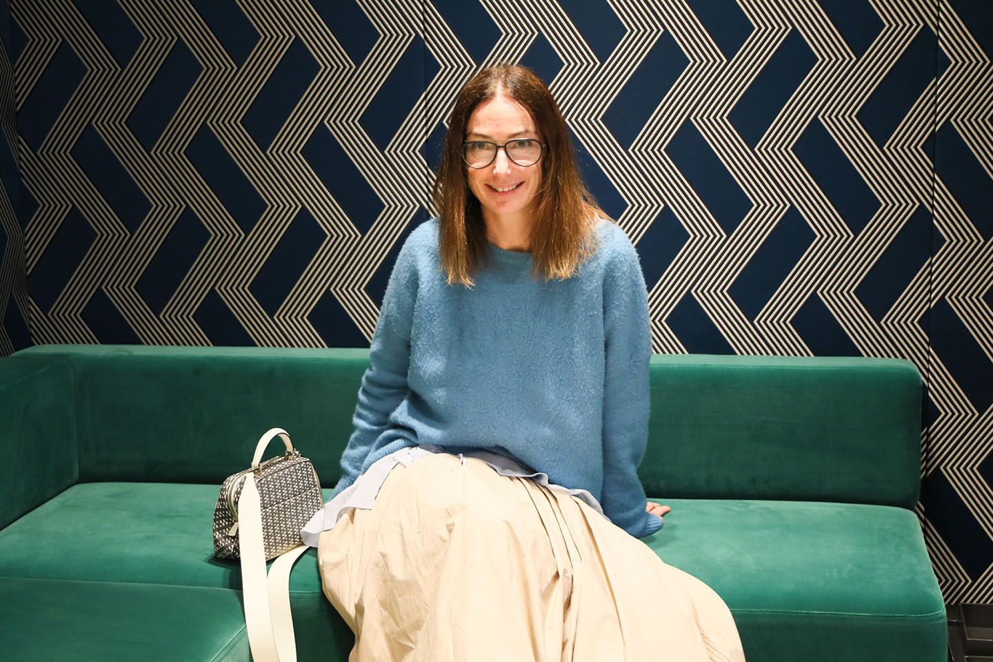 ヴァレクストラ 東京ミッドタウン店で、お気に入りの「セリエ エス」を携えたサラ・フェレロさん。マッキンゼー・アンド・カンパニーや投資銀行を経て、ラグジュアリーファッションブランドの世界へ。その後、2015年にヴァレクストラのCEOに就任と、華やかなキャリアの持ち主。