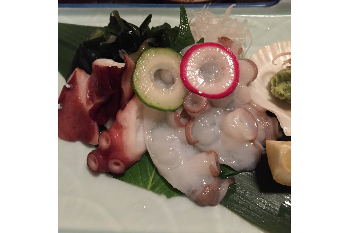 明石たこのお造り。口にすると、まだ吸盤が生きていてびっくり