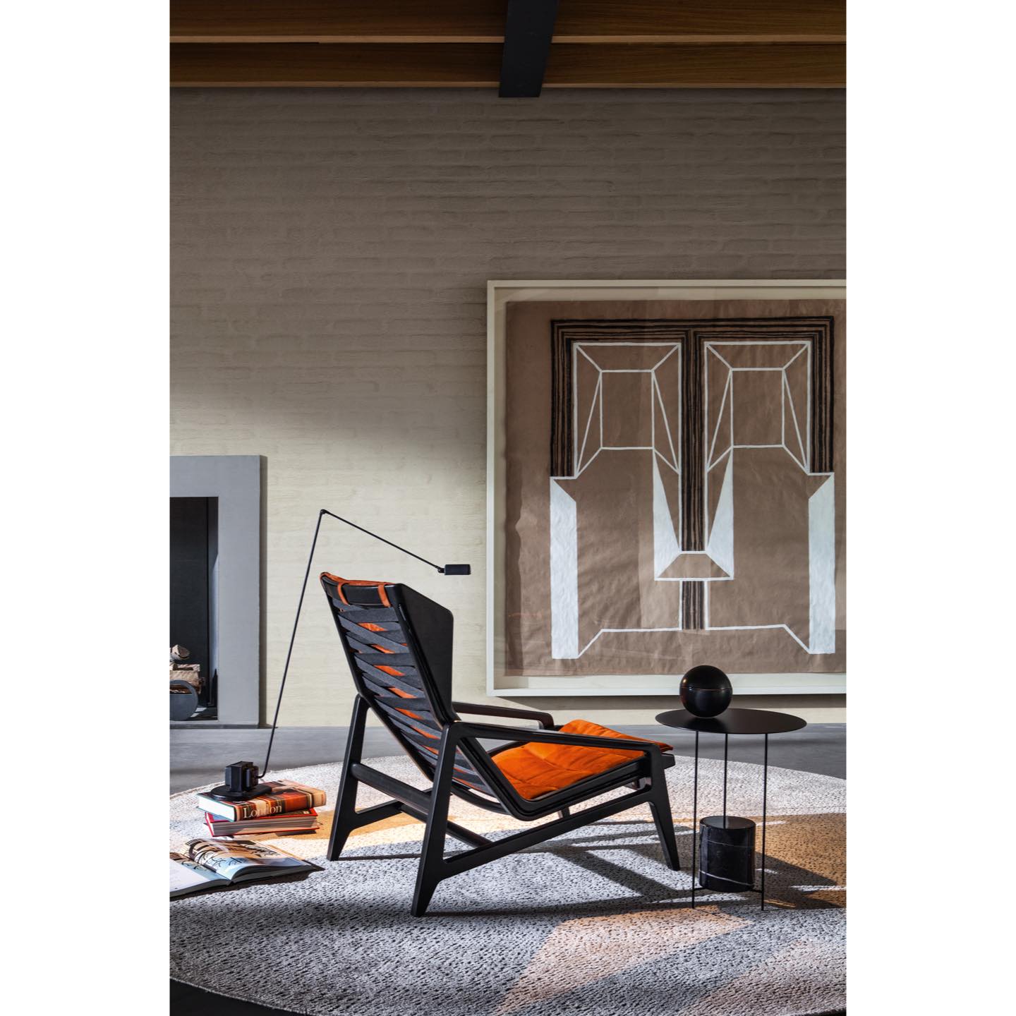 【ブランド】モルテーニ 【商品名】D.156.3 【写真の仕様の価格】¥1,202,040(税込)【サイズ】幅710×奥行き970 ×高さ880× 座面高310mm 【材質】本体:グロッシーブラックラッカー/背面ストラップ:ブラック ※料金は張地、木部の仕様によって異なります。