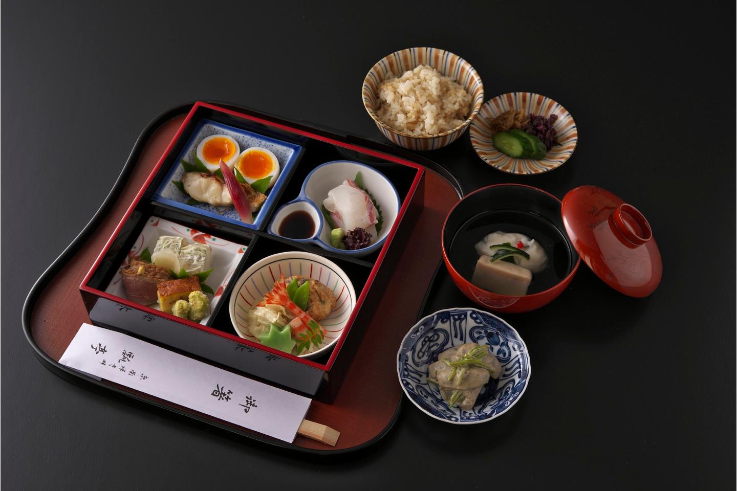地元・京都の旬な食材をふんだんに使った特別な献立。ワインがすすみます。※料理写真はイメージです。