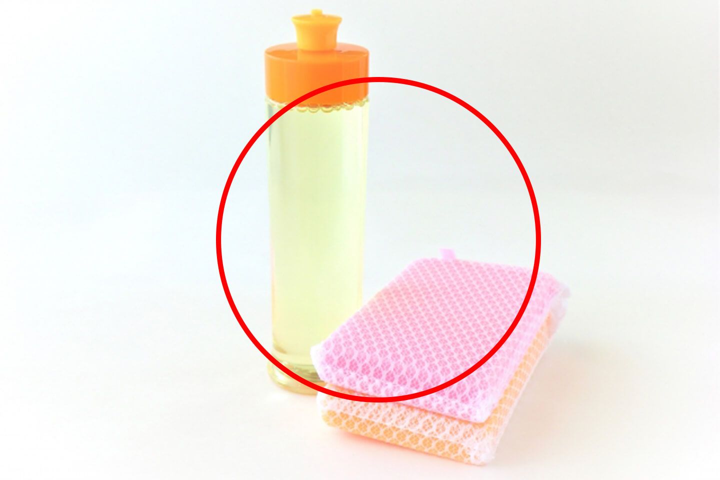奥に食器用洗剤、手前にスポンジが置いてあり、全体に大きく丸のマーク