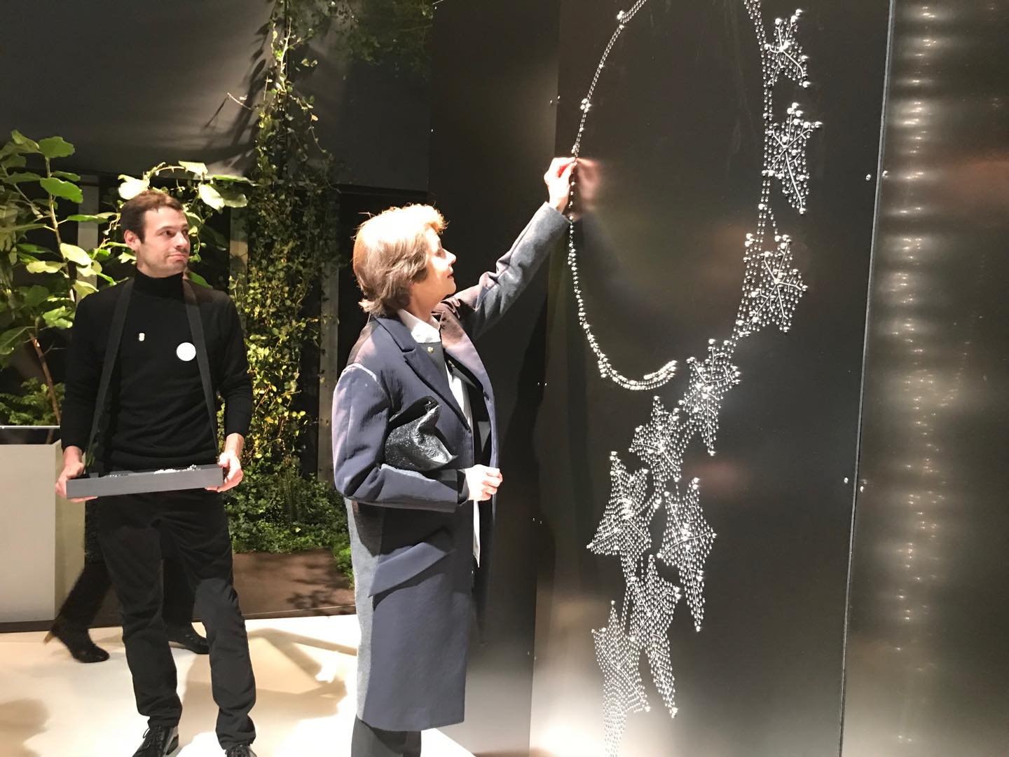 ジュエリーの形に、メタルの球をはめて行くアトラクション。球をはめているのは、ブシュロンの顧客である女優のシャーロット・ランプリング。他に、イザベル・アジャーニも来訪していました。