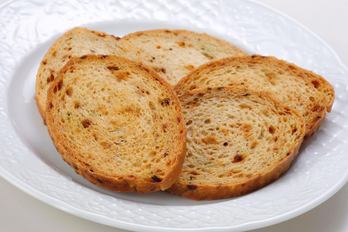 薄くスライスして焼けばラスクに
