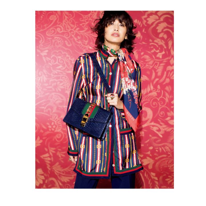 バッグ『シルヴィー』・シャツ・パンツ・スカーフ・リング(グッチ ジャパン) 撮影/浅井佳代子 BY:『Precious12月号』小学館、2018年