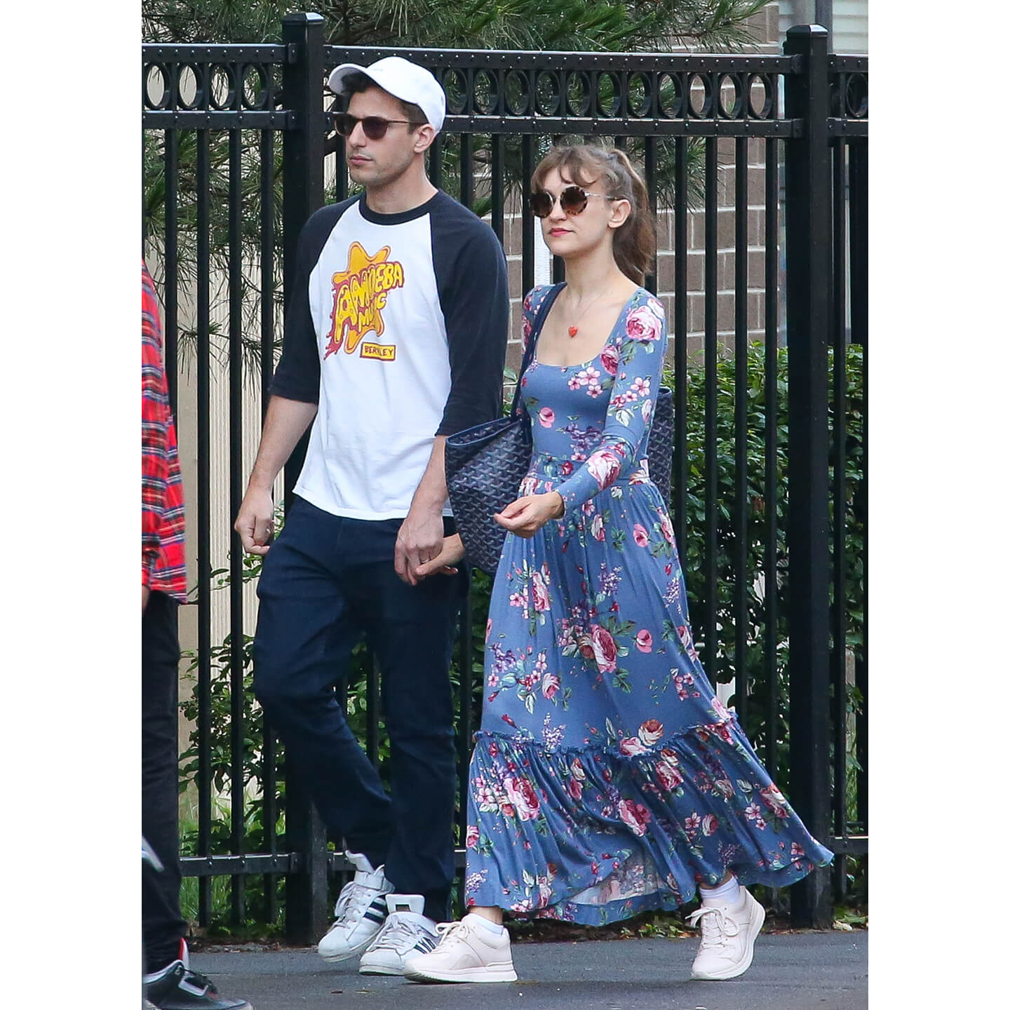 ワンピースにスニーカーを合わせるJoanna Newsom(ジョアンナ・ニューサム)氏