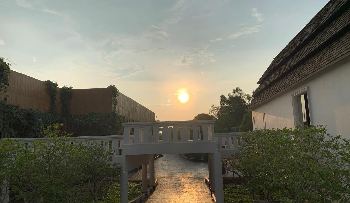 敷地内で沈みゆく夕日。目に映るすべての景色が美しい。左側の建物がスパ棟。