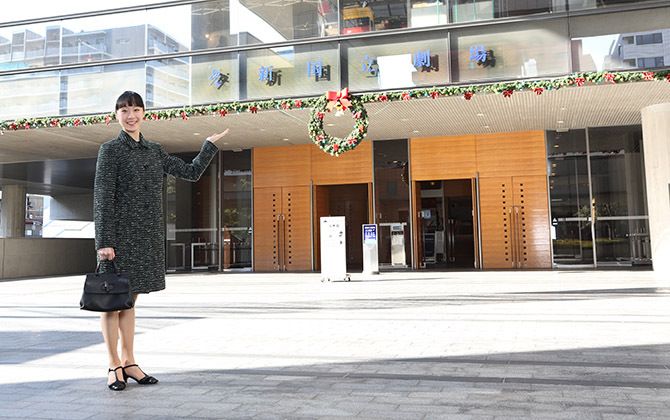 新国立劇場のメインエントランス前に立つ、プリンシパルの米沢 唯さん。