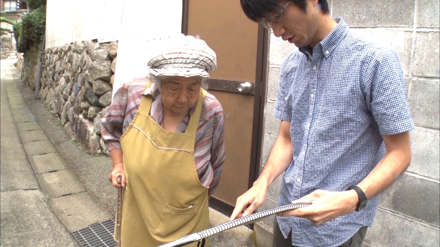 聞き込みをする捜索隊と地元住人 ©ABCテレビ