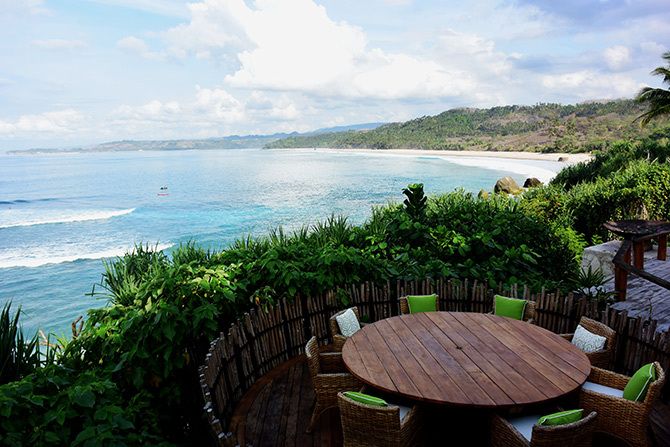 インドネシアのスンバ島にあるニヒ・スンバ(NIHI SUMBA)の貸切ビーチ。約2.5キロの白砂のビーチをゲストだけで貸し切りに