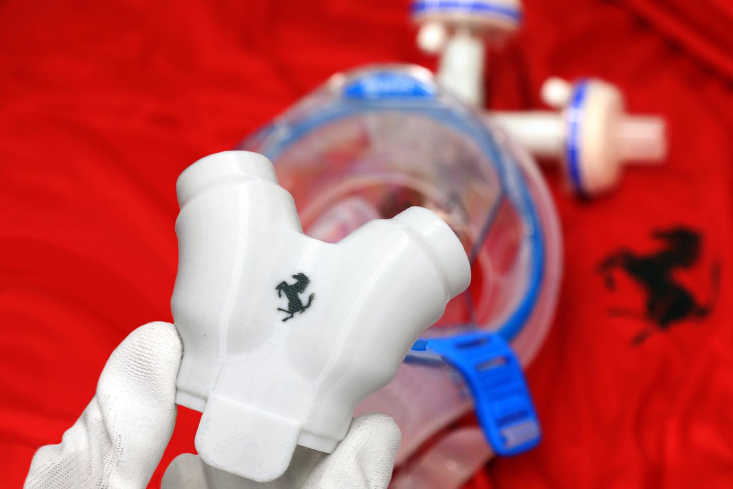こちらが人工呼吸器用のバルブ。順次、イタリア国内の病院などに提供される。
